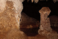 Con el paso del tiempo, las corrientes de agua excavan las rocas calc&aacute;reas y pueden dar origen a cuevas y cavernas. Cueva de Los Gu&aacute;charos, Huila.