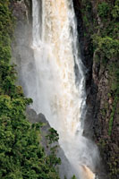Altura y caudal, tama&ntilde;o y forma, sonido y entorno de las ca&iacute;das de agua, son inmensamente variables. Detalle del Salto de Bordones, Huila. 