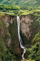 La altura, el caudal, la geometr&iacute;a y la apreciaci&oacute;n est&eacute;tica hacen parte de los sistemas de clasificaci&oacute;n de las ca&iacute;das de agua. Salto del Morti&ntilde;o, Huila.