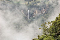 La valoraci&oacute;n subjetiva de las ca&iacute;das de agua depende en gran medida de la distancia y del &aacute;ngulo de observaci&oacute;n. Reserva ecol&oacute;gica Aguas de Manizales, Caldas.