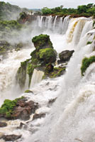 El escarpe de las Cataratas de Iguaz&uacute; tiene una anchura de m&aacute;s de 2,5 kil&oacute;metros.