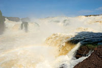 La nebulizaci&oacute;n producida por el choque del agua contra las rocas, causa la saturaci&oacute;n de humedad en la atm&oacute;sfera. Raudal Jirijirimo.