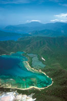 Al hundirse en el mar, las estribaciones septentrionales de la Sierra Nevada de Santa Marta forman una serie de bah�as y ensenadas rodeadas por bosques secos. Parque Nacional Natural Tayrona.