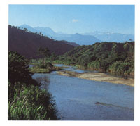 El r�o Palomino antes de verter sus aguas en el mar. Al fondo, los picos nevados Col�n, Simons y Bolivar.