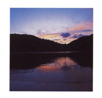 Amanecer en el oc�ano pac�fico; al fondo el perfil de la serran�a.