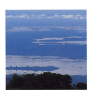 La serran�a de San Lucas se levanta en medio de las dos cuencas hidrogr�ficas m�s importantes del pa�s y conforma un refugio biol�gico de singular importancia. Valle del r�o Magdalena.