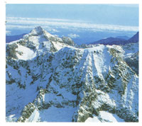 Muchos de los picos de los Andes Colombianos y de la Sierra Nevada de Santa Marta, sobrepasan los 5000 msnm y por lo tanto est�n cubiertos de nieves perpetuas.