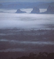 Entre los cinturones de niebla, frecuentes al amanecer y al atardecer, sobresalen los torreones de aren�scas.