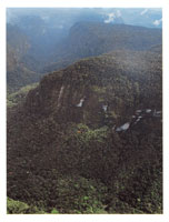La mayor parte de la planicie ondulada que circunda la serran�a est� formada por rocas sedimentarias que datan del Oligoceno.