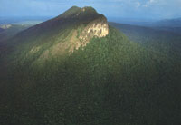 Estas dos serran�as que se caracterizan por su relieve suave y ondulado. Serran�a del Tunah� y serran�a del Naqu�n. En la mayor parte de su superficie las formaciones son de poca altura.
