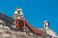 Cartagena de Indias fue uno de los enclaves para la defensa de Am�rica contra piratas y corsarios y ya en la �poca de la Independencia la muralla y los fuertes construidos para tales fines, le sirvieron como defensa y protecci�n frente a los espa�oles. La