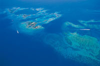 La actividad tur�stica no s�lo constituye una importante fuente de divisas para el pa�s, sino que bien encaminada y dirigida por unas normas educativas, puede colaborar con la protecci�n del medio ambiente. Panor�mica de las Islas del Rosario, cerca de Ca