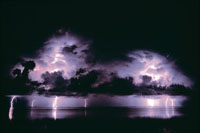 El oc�ano y la atm�sfera permitieron el surgimiento de compuestos org�nicos, mediante la interacci�n de m�ltiples descargas el�ctricas con los rayos ultravioleta, los cuales transformaron cadenas complejas de amino�cidos en materia org�nica, hace unos 3.3