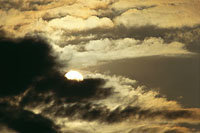 La atm�sfera es una capa gaseosa que recubre la Tierra. Est� compuesta por 8 estratos, el primero de los cuales
-troposfera- cuyo ancho es de 8 a 18 km, es el que mayor influencia recibe del mar.