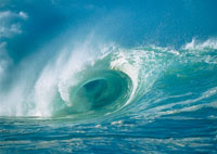 La fricci�n del aire sobre la superficie del oc�ano produce el oleaje. Su intensidad agita las aguas, que pasan en pocos momentos, de una situaci�n de calma a una de tormenta o hurac�n, cuyas olas pueden alcanzar hasta 15 m de altura.