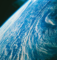 Los huracanes o tifones son las fuerzas m�s destructivas de los oc�anos. Se producen en los tr�picos cuando, por efectos de la temperatura, el aire h�medo y templado crea nubes tormentosas.
A medida que el aire se eleva, forma espirales, la energ�a se lib